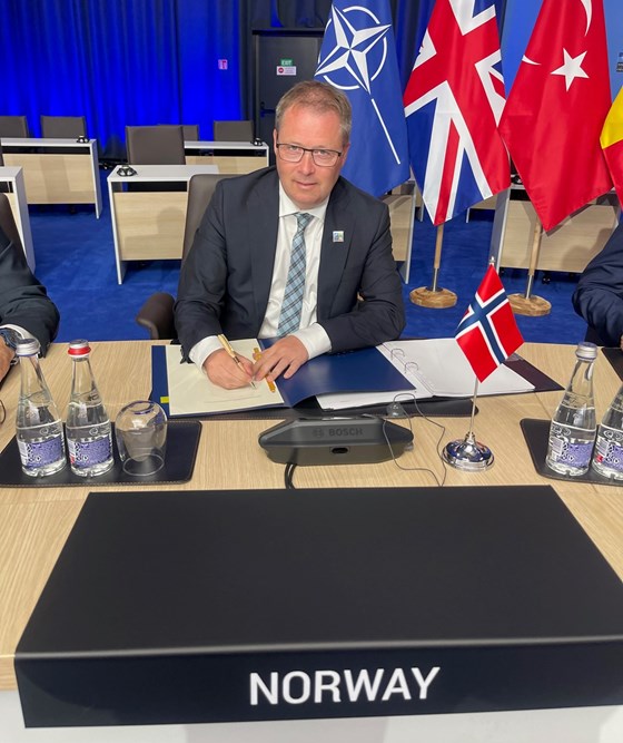 Forsvarsminister Bjørn Arild Gram signerte avtalen på vegne av Norge.