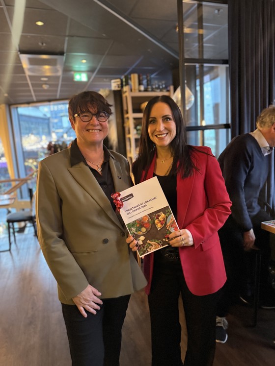 Statssekretær Hanne-Berit Brekken fikk tirsdag overlevert rapporten for 2025 av administrerende direktør Anne Mette Johnsen i Stiftelsen Norsk Mat.