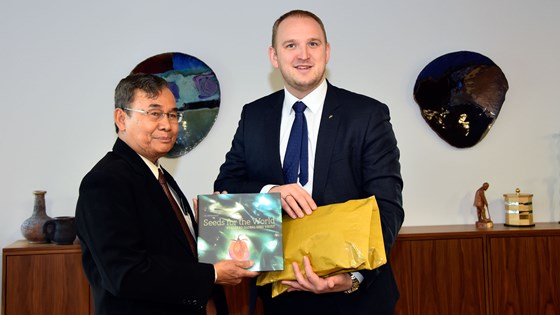 Landbruks- og matminister Jon Georg Dale mottok frø fra Myanmars miljøvernminister Ohn Winn