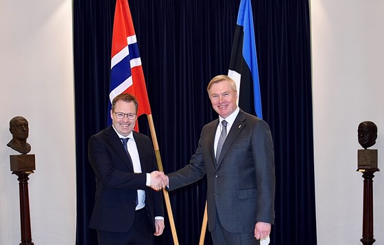 Forsvarsminister Bjørn Arild Gram og hans estiske kollega Kalle Laanet. 