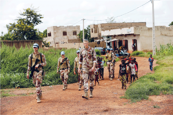 Figur 2.1 Fly Away Security Team (FAST-gruppen) på fotpatrulje i en landsby nær flyplassen i Bamako i Mali. 
