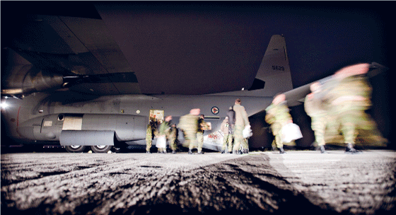 Figur 3.1 Norske soldater ankommer Kreta med Luftforsvarets Hercules C-130J i forbindelse med Operation Odyssey Dawn i Libya, 2011. 
