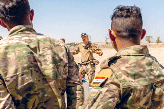 Figur 3.10 En soldat fra Norwegian Task Unit (NORTU) 5 holder en leksjon om søk og håndtering av improviserte bomber (IED) i Rawah i Irak. 
