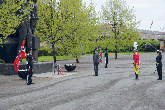 Figur 6.4 H.M. Kong Harald bekranser Nasjonalmonumentet for krigens ofre 8. mai 2014.
