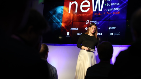 Næringsministeren på scenen under spaceport-konferansen