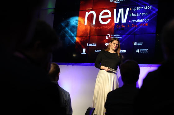Næringsministeren på scenen under spaceport-konferansen