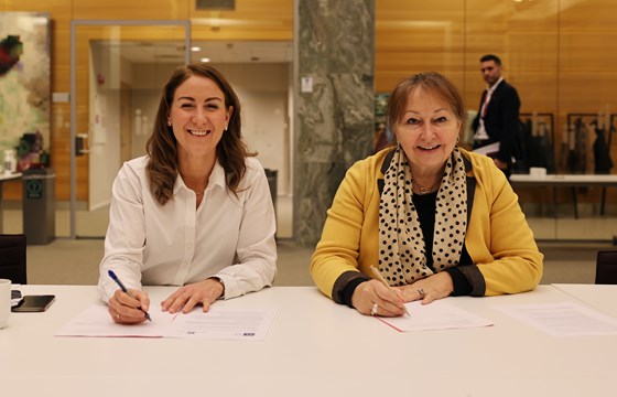 Kunnskapsminister Tonje Brenna og styreleder Gunn Marit Helgesen har signert en ny samarbeidsavtale mellom KS og KD om kvalitetsutvikling i barnehagen, grunnskolen og videregående opplæring.