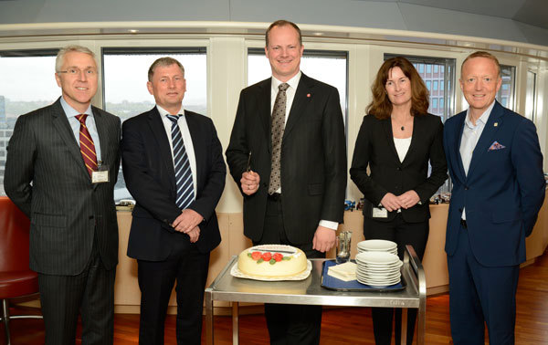 Opprettelsen av veiselskapet markeres med kake 