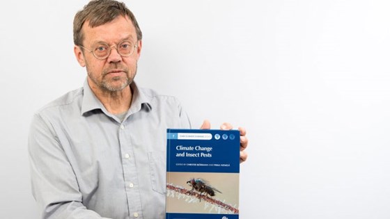 Forsker Bjørn Økland med ny bok om klimaeffekter og insektskadegjørere. 
