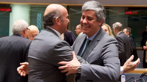 Eurogruppe-president gratulerer den kommende visesentralbanksjefen i ECB. Foto: European Union.