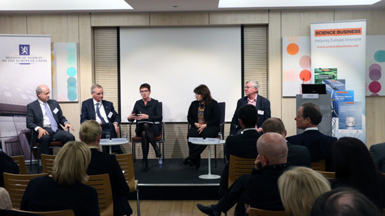 Antonio Di Giulio (Generealdirektoratet for forskning og innovasjon), Lambert van Nistelrooij (MEP, Europaparlamentet), Patricia Reilly (Europakommisjonen) og Shiva Dustdar (EIB) under den avsluttende paneldiskusjonen. Foto: Julie Johnsen, EU-delegasjonen