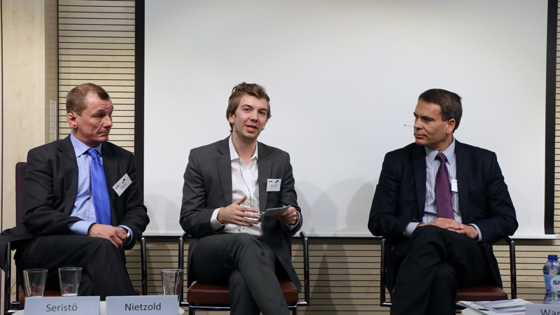 Alexander Nietzold fra Tind Technologies (midten) i samtale med Hannu Seristö (t.v.) fra Aalto universtiet og Jonathan Wareham fra ESADE under konferansen om forskningsinfrastruktur og innovasjon på Norges Hus i Brussel. Foto: Julie Johnsen