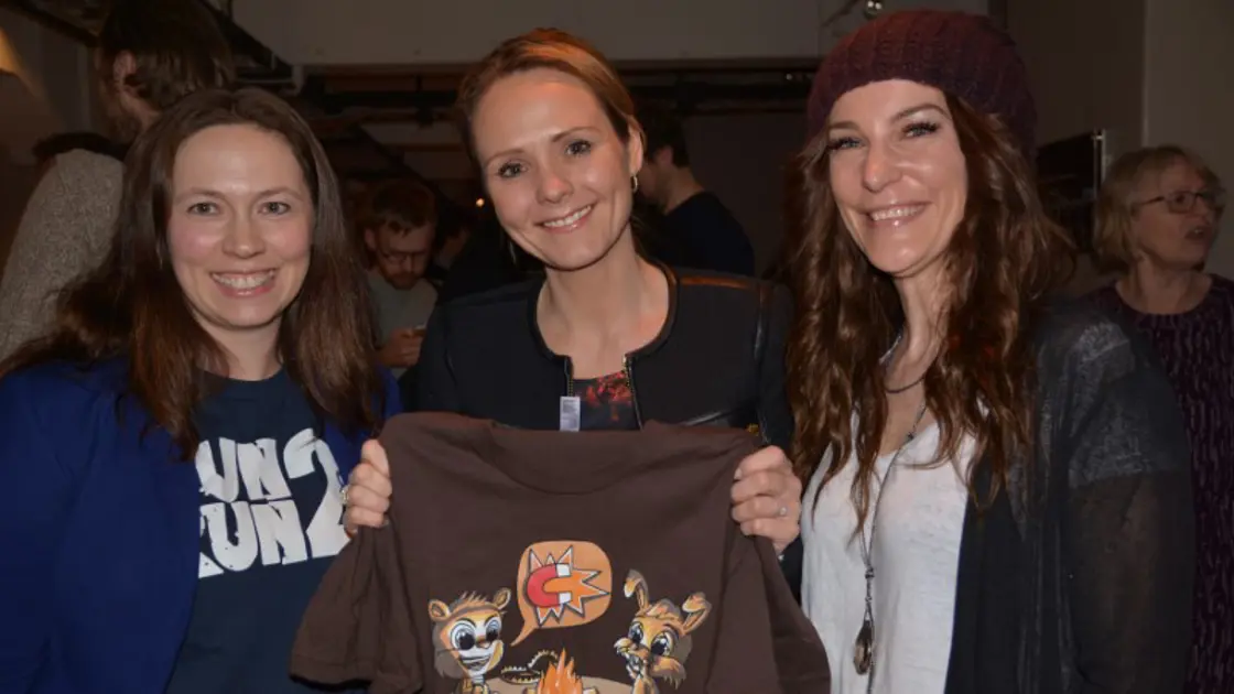 Anette Ståløy fra Dirty Bit, kulturminister Linda Hofstad Helleland og Natascha Rööslifra Rock Pocket Games.
