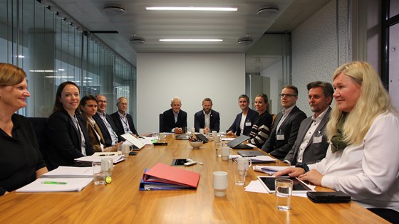 Medlemmer av luftambulanse-ekspertgruppen møter helseminister Bent Høie.