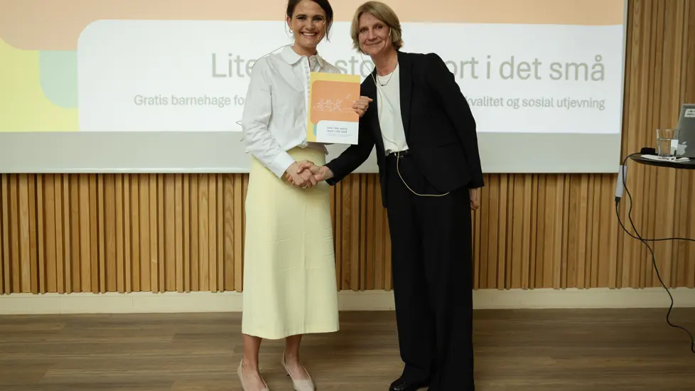 Kunnskapsminister Kari Nessa Nordtun mottar ekspertgruppens sluttrapport fra leder Anne Hjermann.