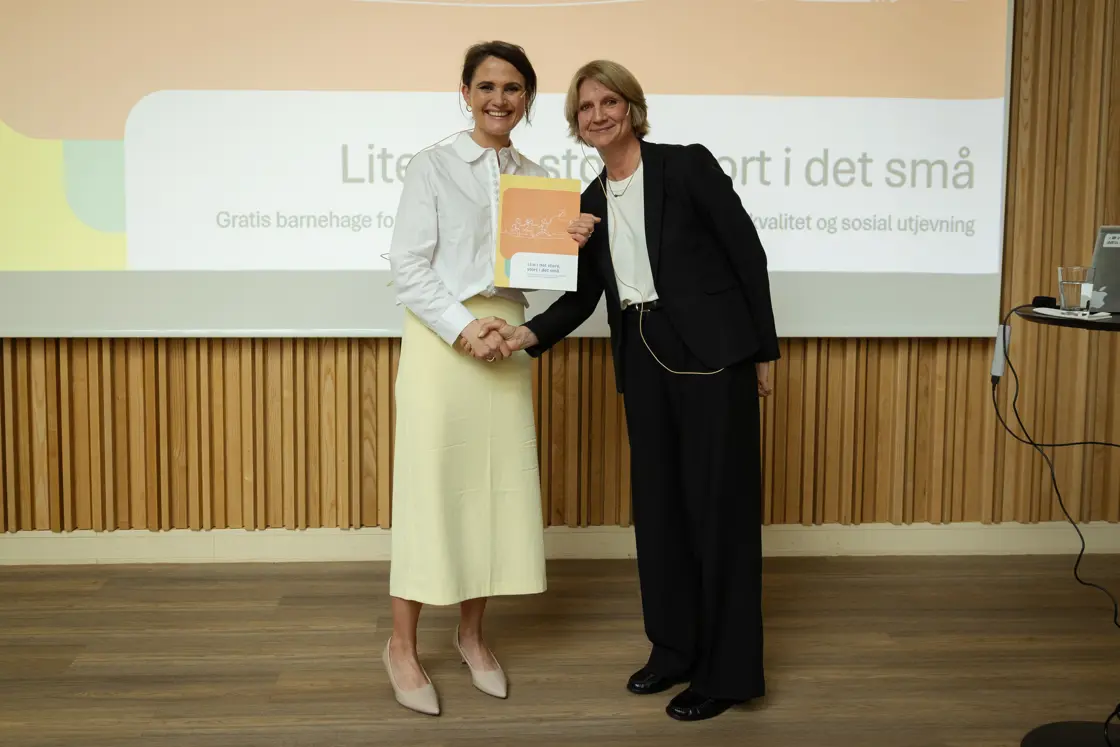 Kunnskapsminister Kari Nessa Nordtun mottar ekspertgruppens sluttrapport fra leder Anne Hjermann.