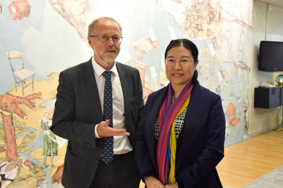 Til venstre departementsråd Leif Forsell og Visepresident Liu Di i Heilongjiang Academy of Agricultural Sciences (HAAS).  