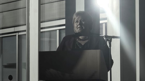 Erna Solberg står ved en talerstol på Nye Kirkenes sykehus. 