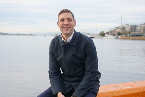 Klima- og miljøminister Andreas Bjelland Eriksen sitter foran Oslofjorden