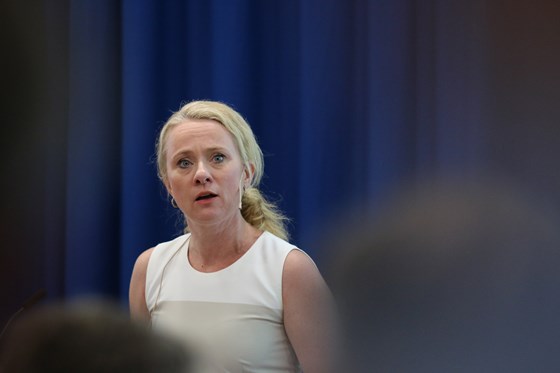Arbeids- og sosialminister Anniken Hauglie på talerstolen.