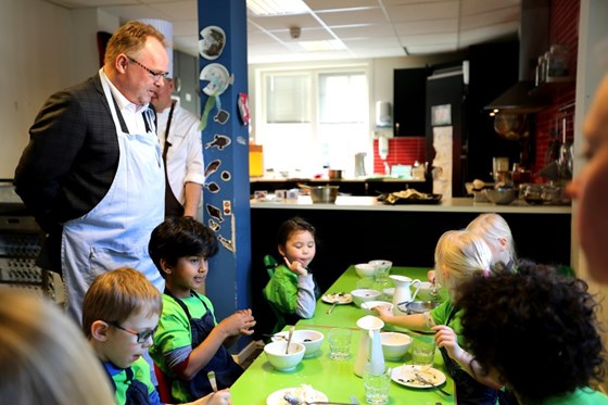 Fiskeriminister Per Sandberg besøker en barnehage