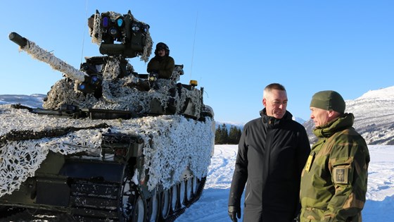 Bildet er tatt under Øvelse Joint Reindeer som forsvarsministeren besøkte. Her sammen med Sjef Hæren Odin Johannessen. 