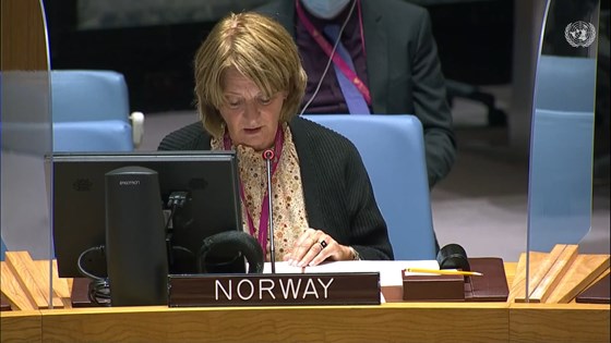 Norges FN-ambassadør Mona Juul holder tale ved sin stol i FNs sikkerhetsråd.