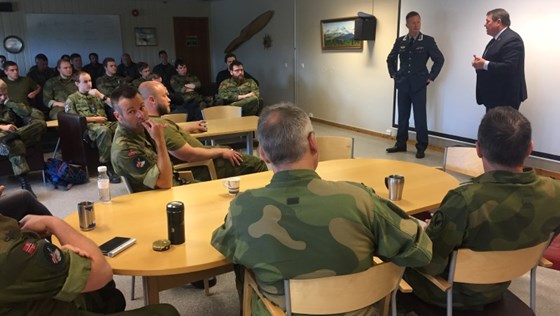 Statssekretær Øystein Bø møtte de ansatte fra Luftforsvaret på sitt besøk til Bardufoss. 