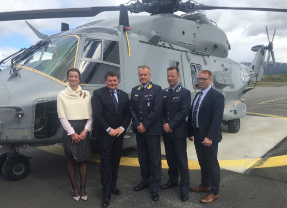 Statssekretæren sammen med representanter for Forsvarsbygg (byggherre) og Luftforsvaret (bruker).