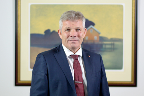 Portrett av statsråden med lys bakgrunn