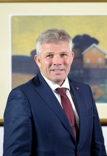 Portrett av statsråden med lys bakgrunn