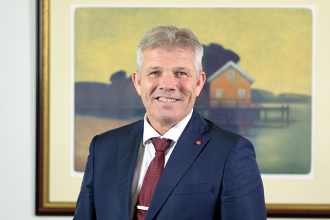 Portrett av statsråden med lys bakgrunn