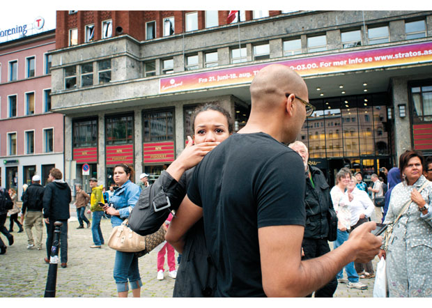 Figur 10.2 Folk på Youngstorget stirrer i vantro mot regjeringskvartalet kort tid etter at bomben smalt.