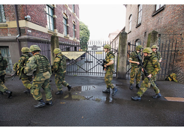 Figur 10.6 HV-mannskaper patruljerer forbi Miljøverndepartementet som et ledd i styrkingen av vaktholdet rundt Forsvarets ledelsesbygg på Akershus festning.