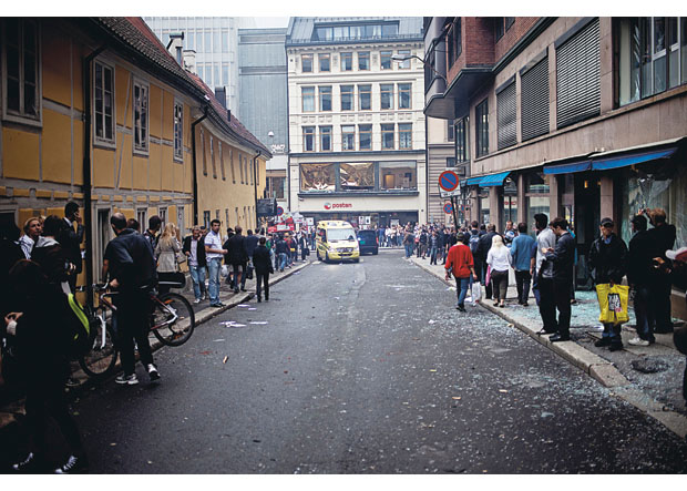 Figur 11.1 Sjokk og forferdelse i Oslos gater rett etter eksplosjonen. Grubbegata er full av glass.