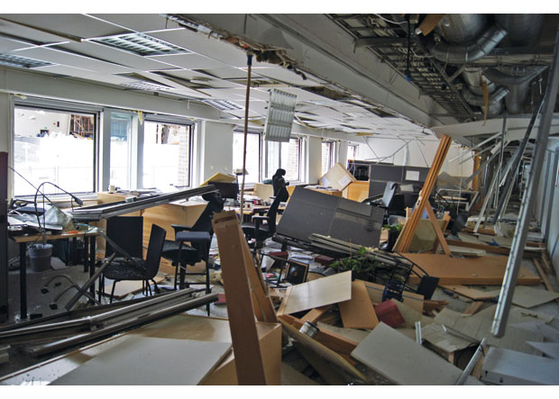 Figur 11.21 Massive ødeleggelser på arbeidsplassen til hundrevis av ansatte i regjeringskvartalet.