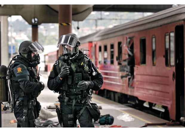 Figur 14.3 Beredskapstroppen øver på terrorbekjempelse. Her under Øvelse Oslo, med et tenkt terrorangrep på Oslo Sentralstasjon.