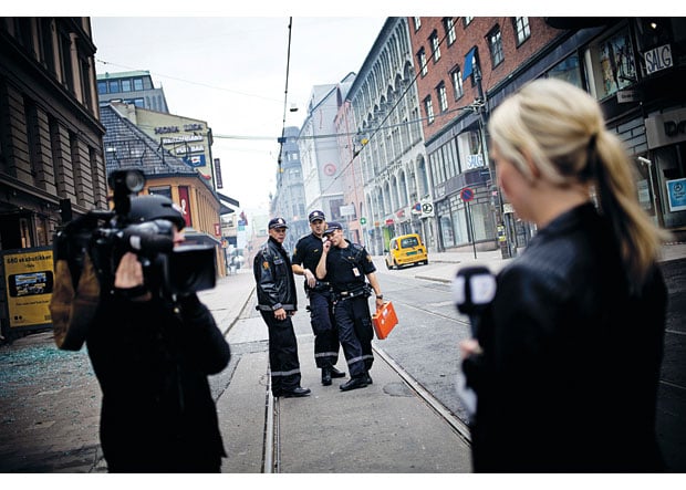 Figur 14.6 Det er det ordinære politi som utgjør den viktigste beredskapen, og ofte er først på stedet. Her i Oslo sentrum 22/7.