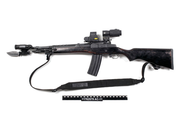 Figur 15.7 Storm Ruger-rifle modell mini -14, med bajonett og rødpunktsikte (Mini Ruger).
