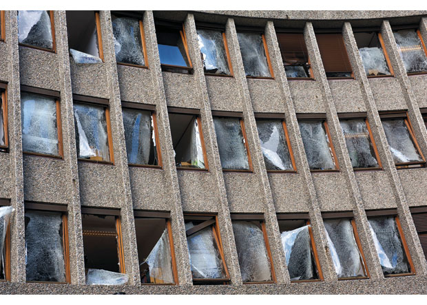 Figur 18.10 Folierte vinduer i regjeringskvartalet begrenset skadene.