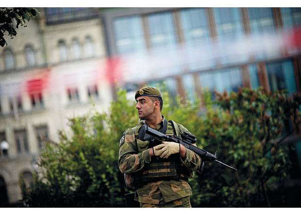 Figur 2.13 Bevæpnet soldat i Oslo sentrum lørdag 23. juli.