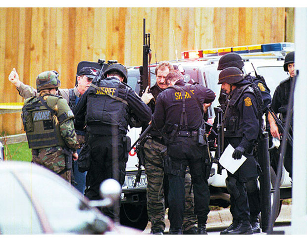 Figur 4.9 Politiet forbereder aksjon ved Columbine High School, Colorado, USA 1999.