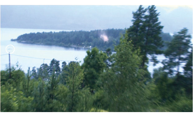 Figur 7.11 Kl. 17.50. Røyk fra øya. «Reiulf» kan skimtes til venstre i bildet. P-30 ankommer til området.