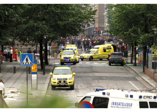 Figur 9.1 Ambulanser ankommer til regjeringskvartalet.