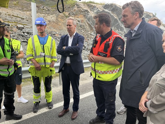 En gruppe personer med samferdselsministeren i midten.