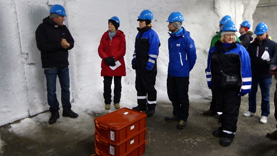Åsmund Asdal, koordinator fra NordGen, orienterer landbruks- og matminister Sylvi Listhaug, EU-kommissær for helse og mattrygghet Vytenis Andriukaitis og helse- og omsorgsminister Bent Høie, før de bærer inn kasser med tsjekkiske frø i Svalbard Globale frøhvelv.
