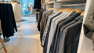 Skjorter og klær i en klesbutikk