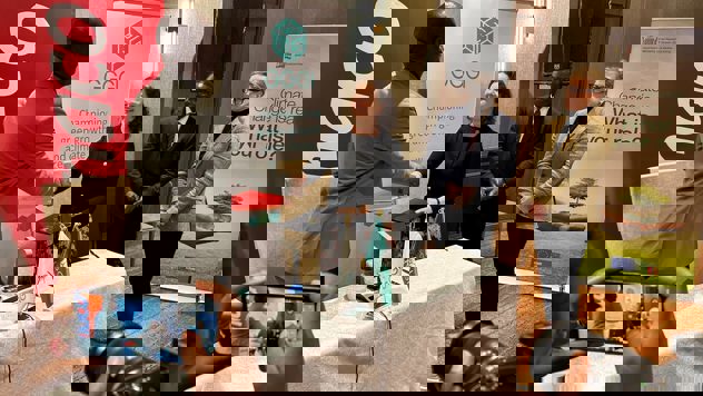 Zambias minister for grønn økonomi og klima, Mike Mposha, og ekspedisjonssjef i Klima- og miljødepartementet, Ingvild Sæverud, under signering av avtalen i Lusaka, Zambia.