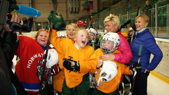 Finansminister Siv Jensen og kulturminister Thorhild Widvey hilser på ishockey-barn i Manglerud Ishall.