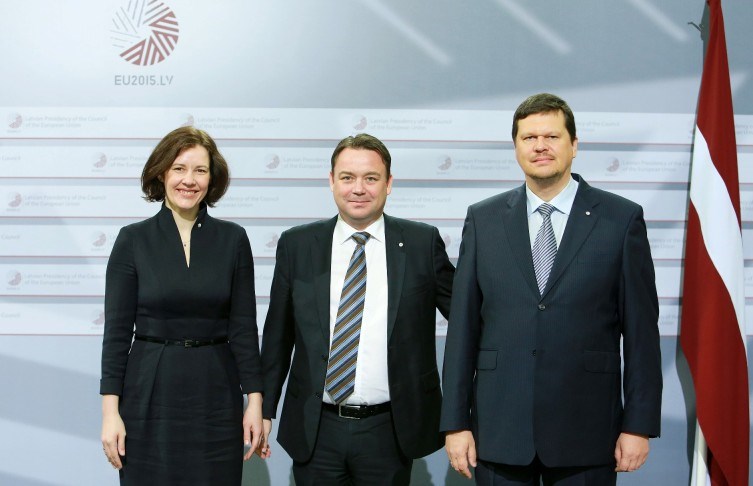 Statssekretær Kåre Fostervold sammen med Latvias økonomiminister Dana Reizniece-Ozala og miljøvernminister Kaspars Gerhards